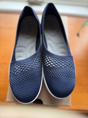 Clarks Women's Slip-On Flats in Navy and white 9.5